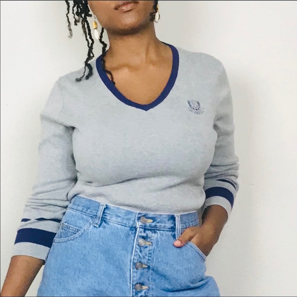 Lizgolf gray and navy v neck sweater size Medium